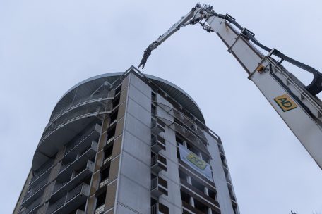 La déconstruction de la Tour J du quartier du Stade
