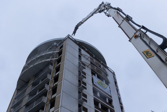 La déconstruction de la Tour J du quartier du Stade
