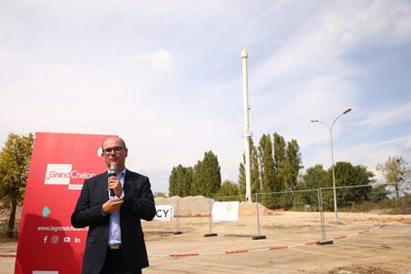 Démolition de la dernière cheminée de l'ancienne usine